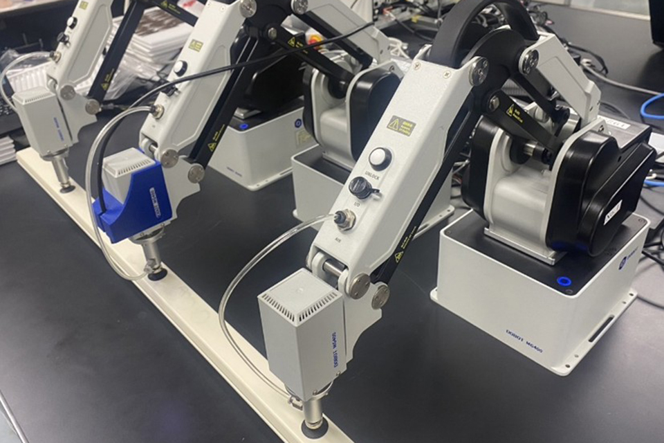 3台の産業用ロボット共同作業を協調制御