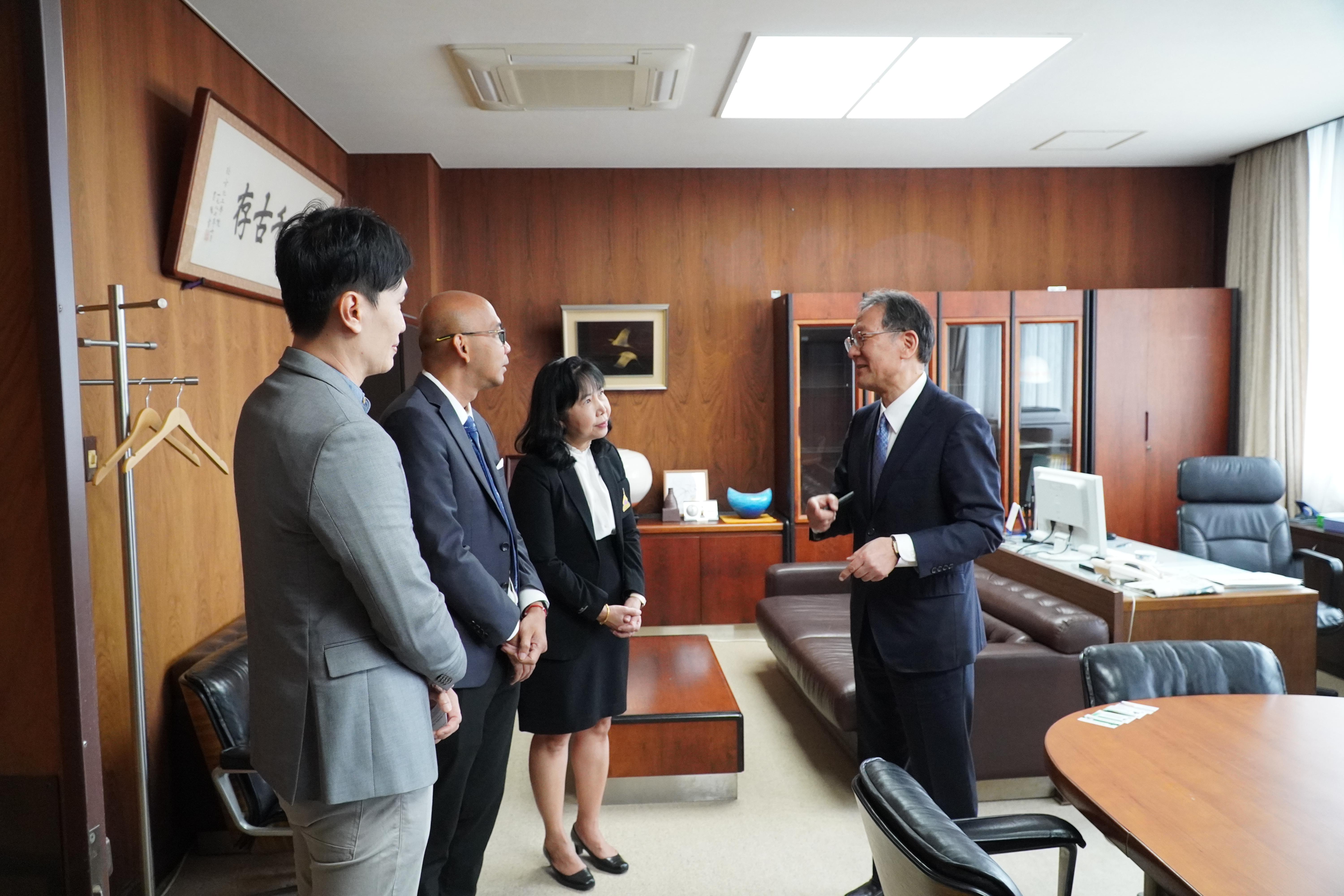 チュティナン学長ら一行（左）と岡村理事長（右）