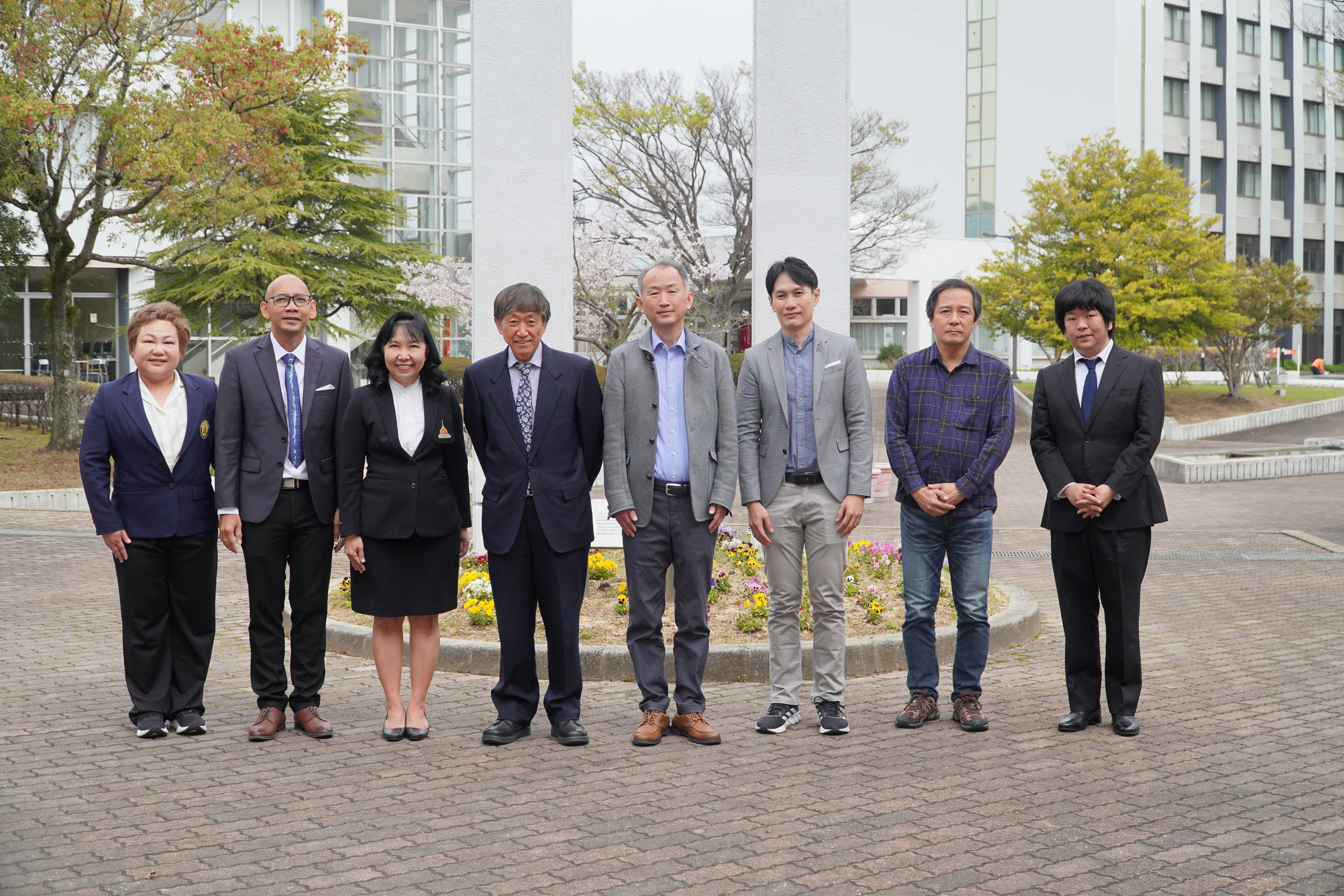 武田学長（左から4人目）、田中教授（左から5人目）、<br>百渓国際交流センター長（左から7人目）