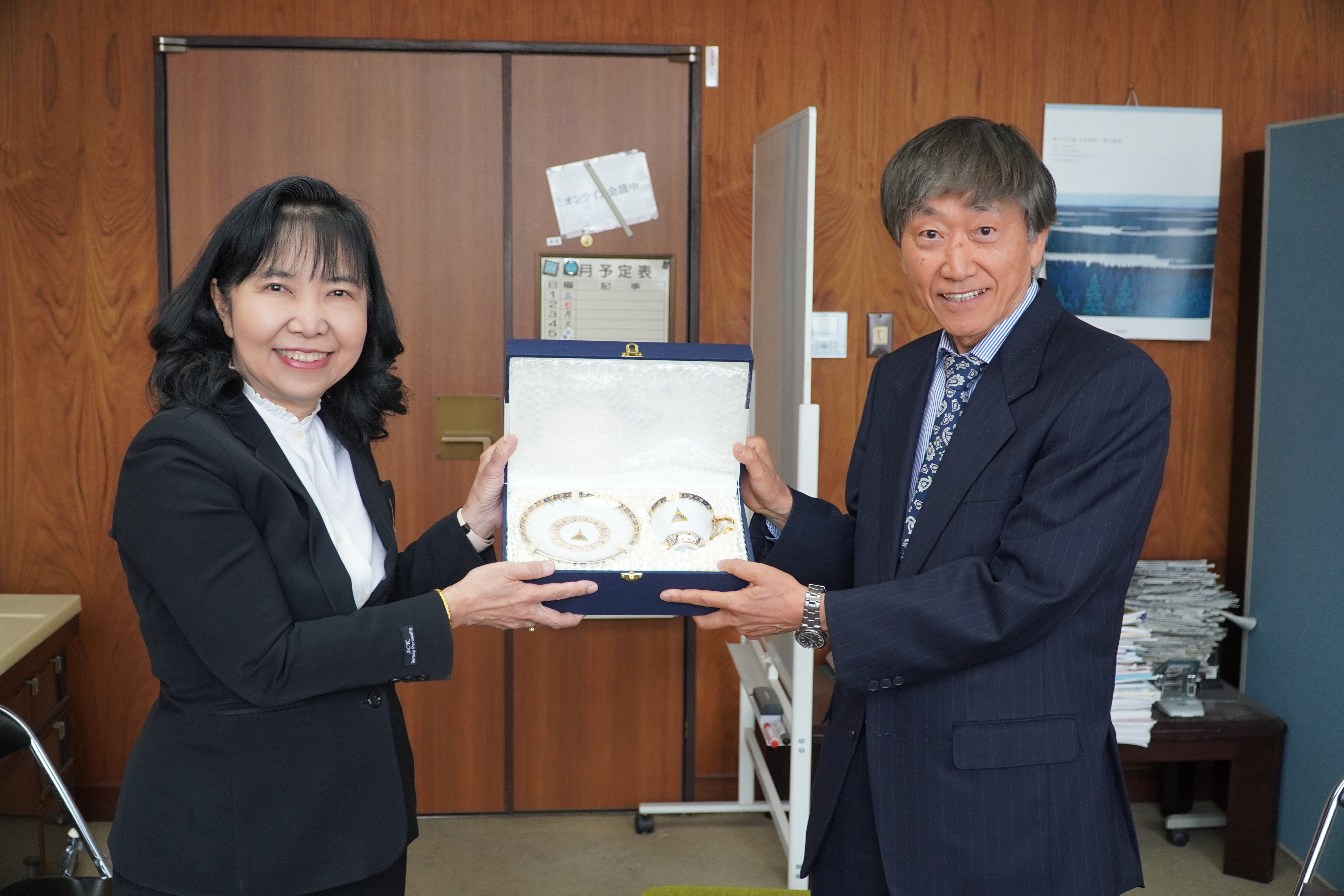 チュティナン学長（左）と武田学長（右）