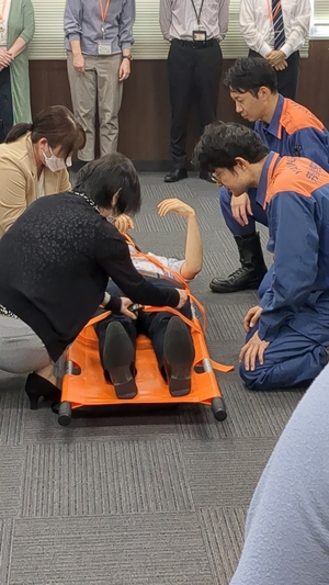 ①担架に乗った人をベルトで固定します.jpg