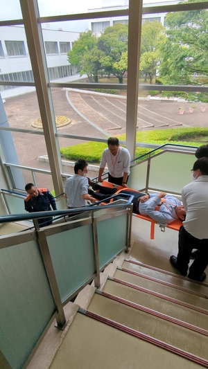 ②4人で階段を運びます.jpg