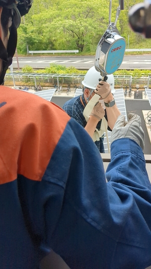 ③緩降機使用のため窓の外に出ます.jpg