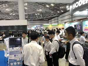 2.企業ブース・担当者からの説明.jpg