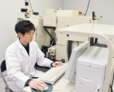 画像：レーザラマン分光光度計